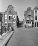859462 Gezicht op de panden Oudegracht 365 (rechts) en 367 te Utrecht, vanaf de Vollersbrug, met in het midden het ...